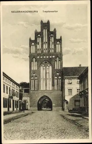 Ak Neubrandenburg in Mecklenburg Vorpommern, Das Treptowertor