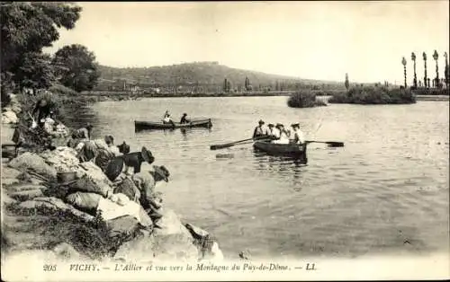 Ak Vichy Allier, L'Allier et vue vers la Montgne du Puy de Dome