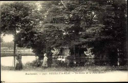 Ak Neuilly le Réal Allier, la Grotte de la Villa Sonnier