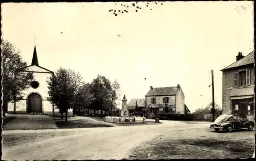 Ak Saint Fargeol Allier, La Place de l'Église et le Monument