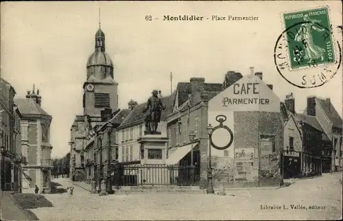 Ak Montdidier Somme, Place Parmeutier, Cafe, Platz, Standbild, Kirche