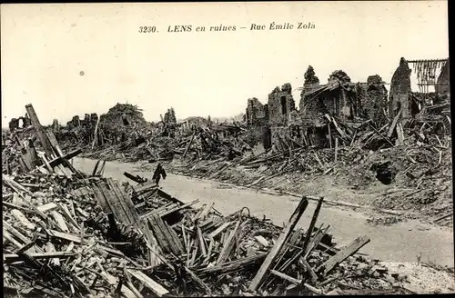 Ak Lens Pas de Calais, vue générale de la Rue Emile Zola en ruines