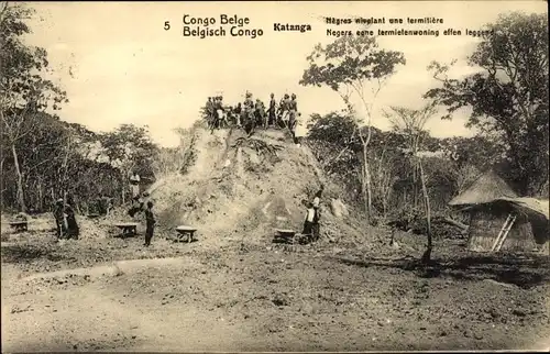 Ganzsachen Ak Katanga DR Kongo Zaire, Negres nivelant une termitiere