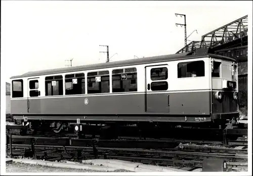 Foto Ak U-Bahn Waggon im Bahnhof