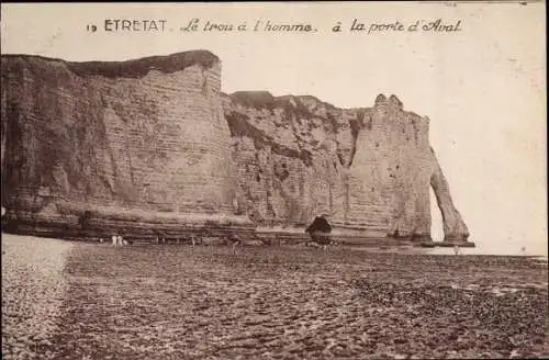 Ak Étretat Seine Maritime, Le trou a l'homme, a la porte d'Aval, Felsformationen, Strand