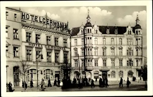 Ak Stralsund a.d. Ostsee, Am Bahnhof , Blick auf Hotel Germania