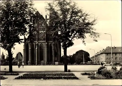 Ak Prenzlau in der Uckermark, Ernst Thälmann Platz und Marienkirche