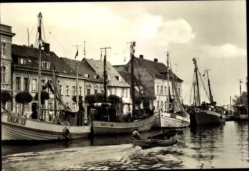 Ak Ueckermünde in Mecklenburg Vorpommern, Am Hafen, Fischerboote