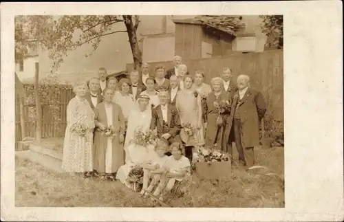 Foto Ak Waldenburg in Sachsen, Hochzeitsgesellschaft, Brautpaar Ferdinand und Martha Hinze