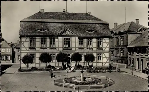 Ak Malchow in Mecklenburg, Blick auf das Rathaus, Passanten