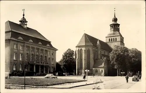 Ak Malchin in Mecklenburg, Rathaus mit Kirche