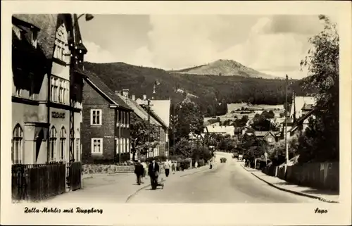 Ak Zella Mehlis im Thüringer Wald, Straßenpartie in Ortschaft, Blick auf Ruppberg