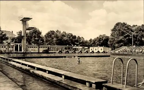 Ak Forst in der Niederlausitz, Partie im Schwimmbad, Sprungturm, Schwimmbecken