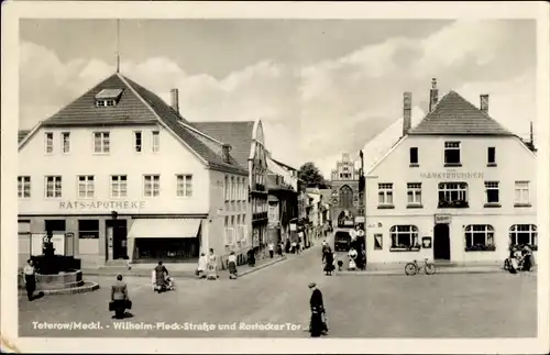 Ak Teterow in Mecklenburg, Wilhelm Pieck Straße und Rostocker Tor, Gasthaus zum Marktbrunnen