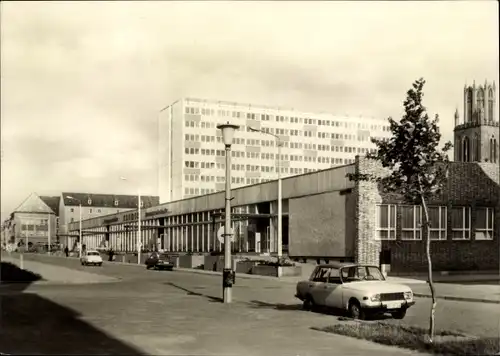 Ak Neubrandenburg in Mecklenburg, Am Karl Marx Platz