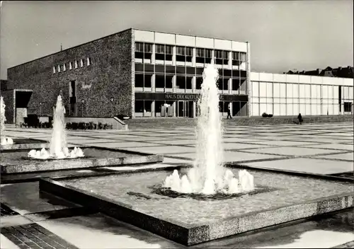 Ak Neubrandenburg in Mecklenburg Vorpommern, Karl Marx Platz, Brunnen, Haus der Kultur und Bildung