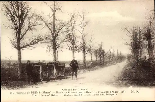 Ak Reims Marne, Route de Chalons, entre Reims et Pompelle, umgestürzter Wagen, Soldaten, Allee