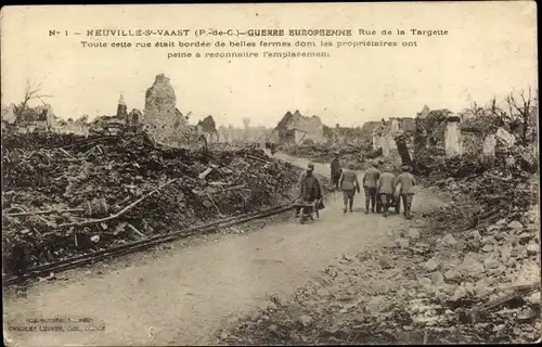 Ak Neuville Saint Vaast Pas de Calais, Rue de la Targuette, zerstörte Ortschaft, Räumarbeiten, 1. WK