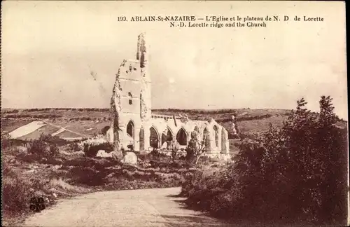 Ak Ablain Saint Nazaire Pas de Calais, L'Eglise et le plateau de N.D. de Lorette, zerstörte Kirche