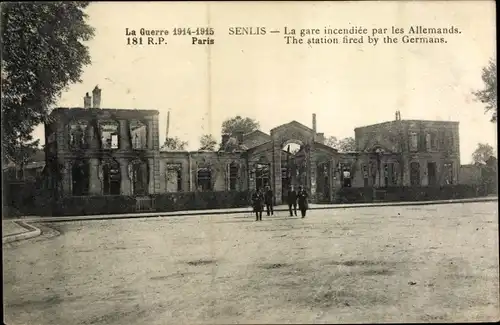 Ak Senlis Oise, La gare incendiee par les Allemands, zerstörter Bahnhof, Außenansicht, 1. Weltkrieg