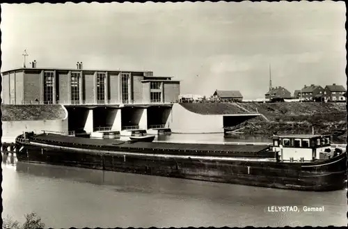 Ak Lelystad Flevoland, Gemaal, Gebäude, Lastkahn, Pumpenwerk