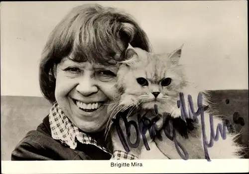 Ak Schauspielerin und Sängerin Brigitte Mira, Portrait mit Katze, Autogramm
