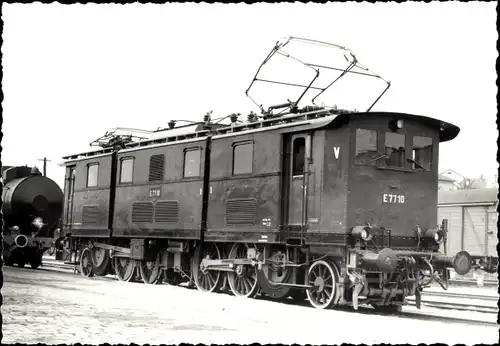 Ak Dampflok, Waggon im Bahnhof, E 7710