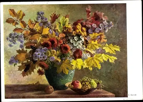 Künstler Ak Berndt, C., Herbststrauß, Blumen, Laubblätter, Blumenvase