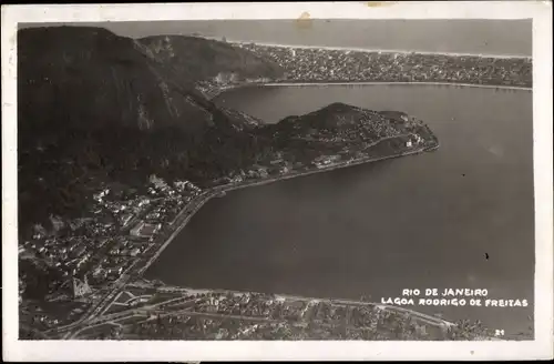 Ak Rio de Janeiro Brasilien, Lagoa Rodrigo de Freitas, Küstenort, Felsen, Luftbild