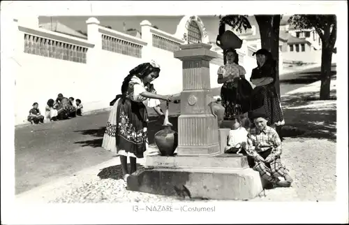 Ak Nazaré Nazareth Portugal, Brunnen, Kinder in Trachten