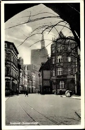 Ak Stralsund in Mecklenburg Vorpommern, Knieperstraße mit Blick auf die Kirche