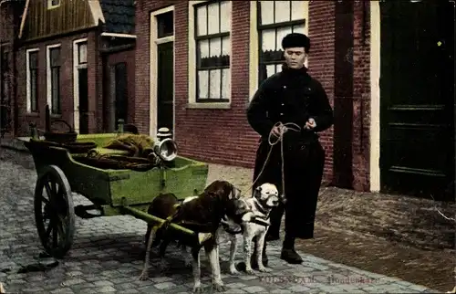 Ak Volendam Nordholland Niederlande, Hondenkar, Mann in Tracht mit Hundekarren