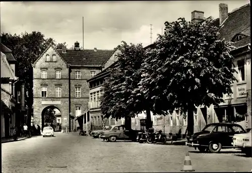 Ak Lübbenau im Spreewald, Partie am Topfmarkt, Parkplatz