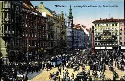 Ak München, Marienplatz während des Glockenspiels, Spaziergänger, Straßenbahn