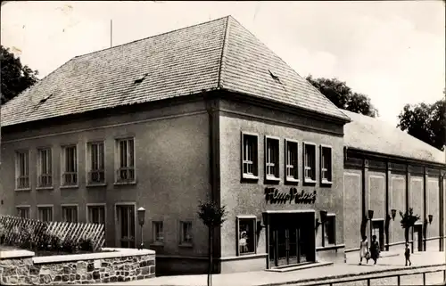 Ak Malchow in Mecklenburg, Partie am Filmpalast, Besucher