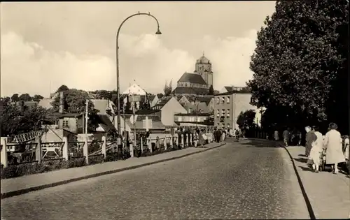 Ak Wolgast in Mecklenburg Vorpommern, Straßenpartie über die Brücke nach Usedom