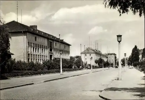 Ak Guben in der Niederlausitz, Wilhelm Pieck Schule in der Friedrich Engels Straße