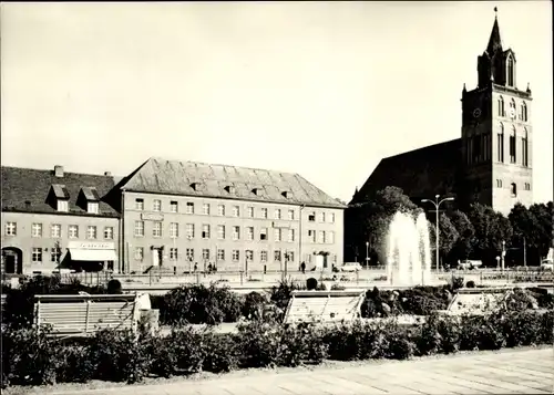 Ak Pasewalk in Mecklenburg Vorpommern, Ernst Thälmann Platz, Brunnen