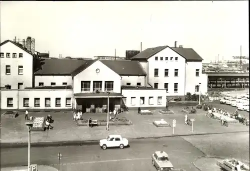 Ak Bitterfeld in Sachsen Anhalt, Bahnhof, Vogelperspektive, parkende Autos