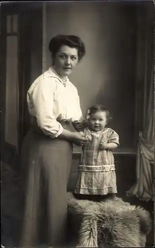Foto Ak Angermünde in der Uckermark, Portrait, Frau mit Kleinkind