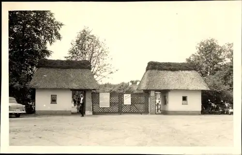 Foto Ak Neumünster in Holstein, Eingang Heimattiergarten