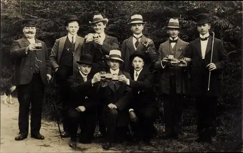 Foto Ak Niebüll in Nordfriesland, Gruppenbild Männer mit Biergläsern