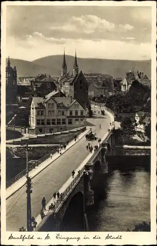 Ak Saalfeld an der Saale Thüringen, Eingang in die Stadt, Blick auf die Brücke, Fluss