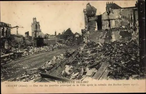 Ak Chauny Aisne, une rue du quartier principal de la Ville apres la retraite des Boches mars 1917