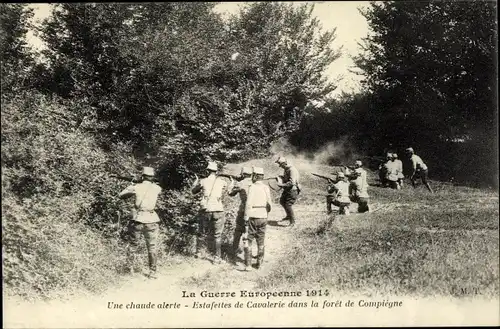 Ak Compiègne Oise, une chaude alerte, Estafettes de Cavalerie dans la foret, Soldaten mit Gewehren