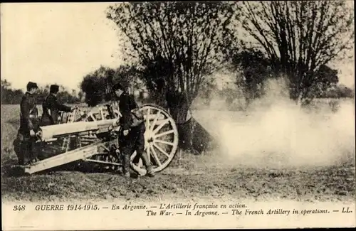 Ak Argonne Meuse, L'Artillerie francaise in action, Soldaten feuern ein Artilleriegeschütz, 1. WK