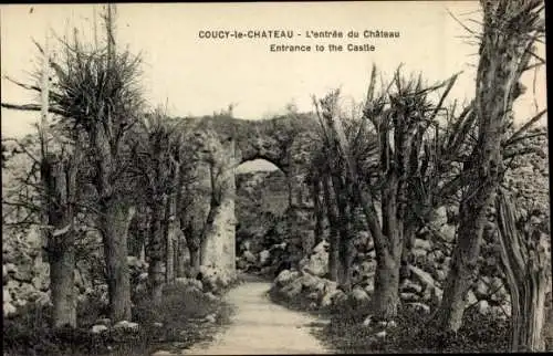 Ak Coucy le Château Aisne, L'entree du Chateau, Ruine, Eingangstor, Reste von Bäumen