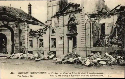 Ak Verdun Meuse, Cour de l'Eviche apres le bombardement, zerstörte Residenz, Außenansicht, 1. WK