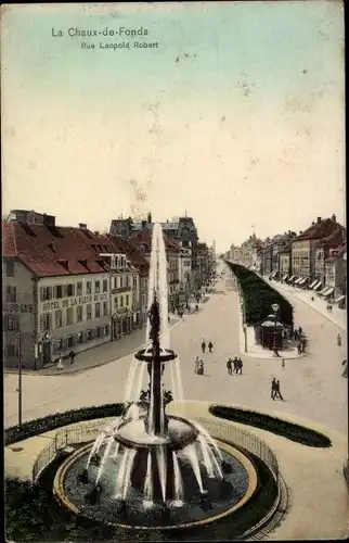 Ak La Chaux de Fonds Kanton Neuenburg, Rue Leopold Robert, Platz, Springbrunnen