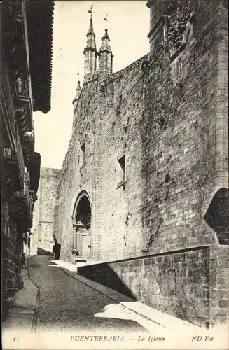 Ak Hondarribia Fuenterrabia Baskenland, La Iglesia, Kirche Außenansicht